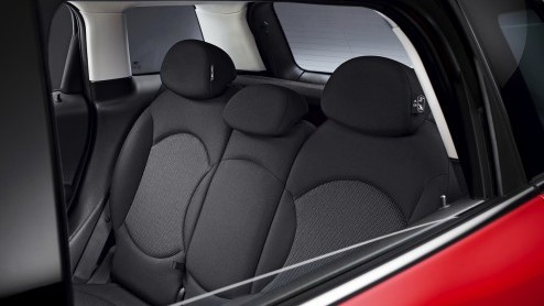 Mini geeft de Countryman een kleine update voor het nieuwe modeljaar. Daarbij is de meeste aandacht uitgegaan naar het interieur. Een aantal benzinemotoren voldoet nu aan de Euro6-emissienorm.