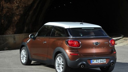 De MINI Paceman is onderweg naar de dealer. Vanaf 16 maart staat hij in de showroom voor prijzen die net onder de 30 mille beginnen. De diesel is ietsje duurder en voor de Cooper S wordt 35.695 euro g