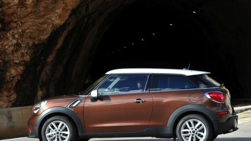 De MINI Paceman is onderweg naar de dealer. Vanaf 16 maart staat hij in de showroom voor prijzen die net onder de 30 mille beginnen. De diesel is ietsje duurder en voor de Cooper S wordt 35.695 euro g