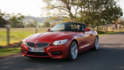 Hij zat er al aan te komen en is nu een feit: de vernieuwde BMW Z4. Met nieuwe koplampen, lichtmetalen wielen, verfijningen aan het interieur en een nieuwe instapmotor kan de Roadster-Coupe met inklap