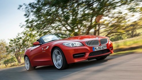 Hij zat er al aan te komen en is nu een feit: de vernieuwde BMW Z4. Met nieuwe koplampen, lichtmetalen wielen, verfijningen aan het interieur en een nieuwe instapmotor kan de Roadster-Coupe met inklap