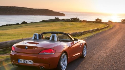 Hij zat er al aan te komen en is nu een feit: de vernieuwde BMW Z4. Met nieuwe koplampen, lichtmetalen wielen, verfijningen aan het interieur en een nieuwe instapmotor kan de Roadster-Coupe met inklap