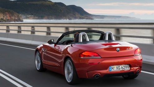 Hij zat er al aan te komen en is nu een feit: de vernieuwde BMW Z4. Met nieuwe koplampen, lichtmetalen wielen, verfijningen aan het interieur en een nieuwe instapmotor kan de Roadster-Coupe met inklap