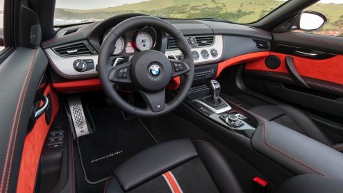 Hij zat er al aan te komen en is nu een feit: de vernieuwde BMW Z4. Met nieuwe koplampen, lichtmetalen wielen, verfijningen aan het interieur en een nieuwe instapmotor kan de Roadster-Coupe met inklap