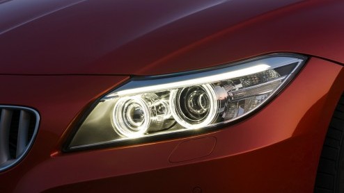 Hij zat er al aan te komen en is nu een feit: de vernieuwde BMW Z4. Met nieuwe koplampen, lichtmetalen wielen, verfijningen aan het interieur en een nieuwe instapmotor kan de Roadster-Coupe met inklap