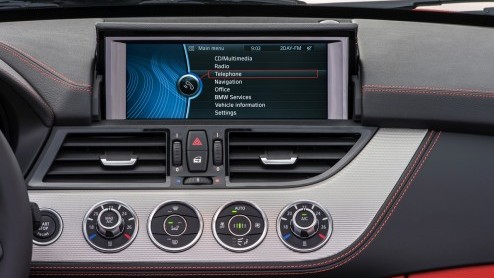 Hij zat er al aan te komen en is nu een feit: de vernieuwde BMW Z4. Met nieuwe koplampen, lichtmetalen wielen, verfijningen aan het interieur en een nieuwe instapmotor kan de Roadster-Coupe met inklap