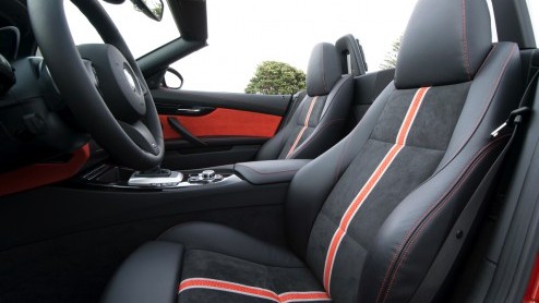 Hij zat er al aan te komen en is nu een feit: de vernieuwde BMW Z4. Met nieuwe koplampen, lichtmetalen wielen, verfijningen aan het interieur en een nieuwe instapmotor kan de Roadster-Coupe met inklap