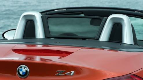 Hij zat er al aan te komen en is nu een feit: de vernieuwde BMW Z4. Met nieuwe koplampen, lichtmetalen wielen, verfijningen aan het interieur en een nieuwe instapmotor kan de Roadster-Coupe met inklap
