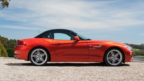 Hij zat er al aan te komen en is nu een feit: de vernieuwde BMW Z4. Met nieuwe koplampen, lichtmetalen wielen, verfijningen aan het interieur en een nieuwe instapmotor kan de Roadster-Coupe met inklap