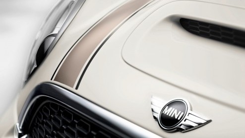 De Mini Clubman haalt het nieuws. Mini presenteert een speciale uitvoering van het model, met exclusieve kleuren en verfraaide details. Meet the Mini Clubman Bond Street. Daarnaast blijft de Mini Hyde