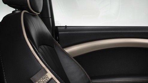 De Mini Clubman haalt het nieuws. Mini presenteert een speciale uitvoering van het model, met exclusieve kleuren en verfraaide details. Meet the Mini Clubman Bond Street. Daarnaast blijft de Mini Hyde