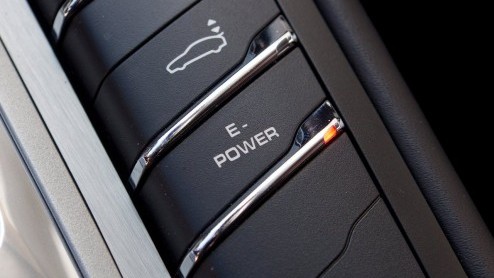 Hybridetechniek is inmiddels bij Porsche ingeburgerd. Na de Cayenne is ook vlaggenschip Panamera aan de beurt. De Panamera S Hybrid zet in op extra prestaties en een lager verbruik. Hoe komt die belof