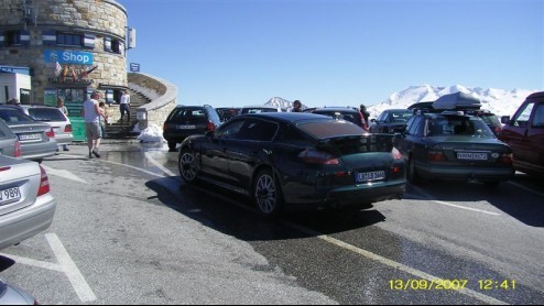 Porsche's nieuwe vierdeurs-coupe, de Panamera, wordt momenteel aan een reeks intensieve tests onderworpen. In de loop van 2009 ziet deze Mercedes CLS en Aston Martin Rapide concurrent het levenslicht.