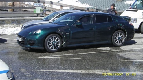Porsche's nieuwe vierdeurs-coupe, de Panamera, wordt momenteel aan een reeks intensieve tests onderworpen. In de loop van 2009 ziet deze Mercedes CLS en Aston Martin Rapide concurrent het levenslicht.