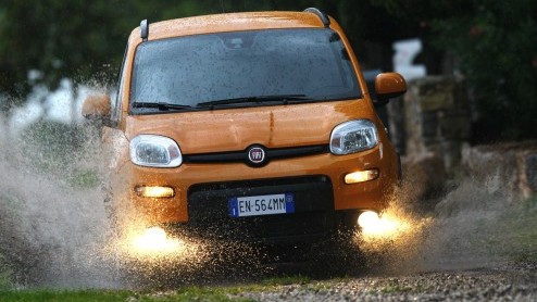 Sinds jaar en dag is de Fiat Panda in allerlei smaken verkrijgbaar. In navolging van zijn voorgangers levert Fiat binnenkort ook weer een stoere Panda 4x4 en een Panda Natura Power op aardgas. Nieuw i