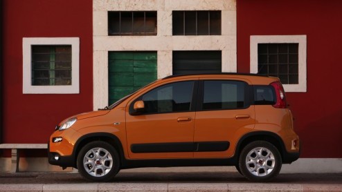 Sinds jaar en dag is de Fiat Panda in allerlei smaken verkrijgbaar. In navolging van zijn voorgangers levert Fiat binnenkort ook weer een stoere Panda 4x4 en een Panda Natura Power op aardgas. Nieuw i