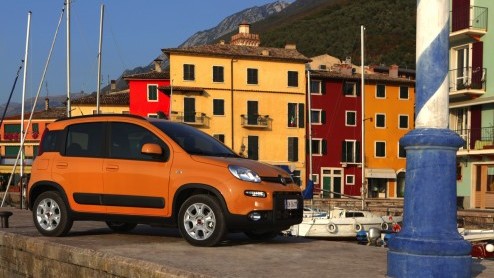 Sinds jaar en dag is de Fiat Panda in allerlei smaken verkrijgbaar. In navolging van zijn voorgangers levert Fiat binnenkort ook weer een stoere Panda 4x4 en een Panda Natura Power op aardgas. Nieuw i