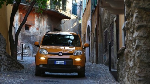 Sinds jaar en dag is de Fiat Panda in allerlei smaken verkrijgbaar. In navolging van zijn voorgangers levert Fiat binnenkort ook weer een stoere Panda 4x4 en een Panda Natura Power op aardgas. Nieuw i