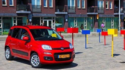 We hebben er even op moeten wachten, maar sinds lange tijd is de Fiat Panda weer verkrijgbaar met een automatische transmissie. In de nieuwe Panda neemt de uit de 500 bekende Dualogic-transmissie het