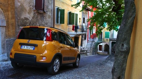 Sinds jaar en dag is de Fiat Panda in allerlei smaken verkrijgbaar. In navolging van zijn voorgangers levert Fiat binnenkort ook weer een stoere Panda 4x4 en een Panda Natura Power op aardgas. Nieuw i