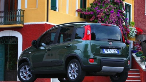 Sinds jaar en dag is de Fiat Panda in allerlei smaken verkrijgbaar. In navolging van zijn voorgangers levert Fiat binnenkort ook weer een stoere Panda 4x4 en een Panda Natura Power op aardgas. Nieuw i