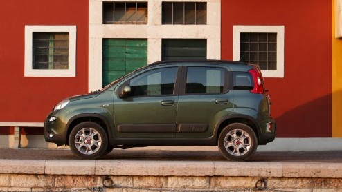 Sinds jaar en dag is de Fiat Panda in allerlei smaken verkrijgbaar. In navolging van zijn voorgangers levert Fiat binnenkort ook weer een stoere Panda 4x4 en een Panda Natura Power op aardgas. Nieuw i