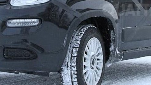 Het is geen geheim dat de nieuwe Fiat Panda ook weer met vierwielaandrijving leverbaar wordt. De Italianen zoeken er momenteel nog de sneeuw mee op en reden langs de lens van de spionagefotograaf.