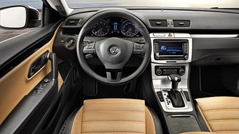 Met de introductie van de nieuwe Passat CC slaat Volkswagen een nieuwe weg in. Deze elegant gelijnde coup belooft heel wat liefhebbers te trekken, ook in Amerika. Naast zijn fraaie belijning is de Pa