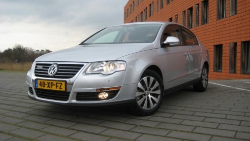Hoe kan een op het oog identieke auto met dezelfde motorisering na tal van aanpassingen 15 procent brandstof besparen, zonder dat je het er aan af ziet? Volkswagen heeft daarvoor het recept 'BlueMotio