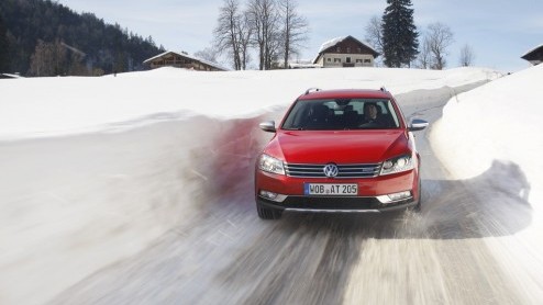 Stoer doen met robuuste looks n vierwielaandrijving. Bij Volkswagen was het tot nu toe een kwestie van kiezen. De Cross-modellen ontbeerden het laatste, de 4Motion-uitvoeringen het eerste. De nieuwe 