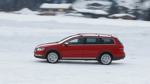 Stoer doen met robuuste looks n vierwielaandrijving. Bij Volkswagen was het tot nu toe een kwestie van kiezen. De Cross-modellen ontbeerden het laatste, de 4Motion-uitvoeringen het eerste. De nieuwe 