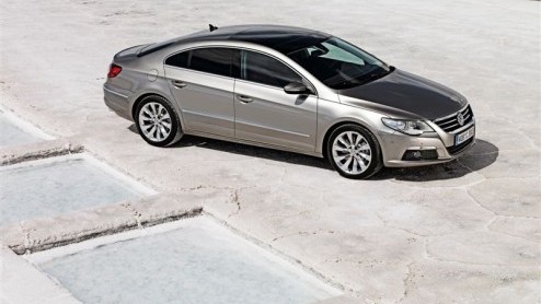 We zaten er al op te wachten en nu is het een feit. Volkswagen presenteert in Detroit de Passat CC. Deze elegante coup wordt boven de Sedan en Variant gepositioneerd en meet ook een klein maatje meer