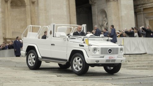 Paus Benedictus XVI zal tijdens zijn publieke aangelegenheiden in Rome voortaan te zien zijn in een glanzend witte en van een open dak voorziene Mercedes-Benz G-Klasse. De unieke pausmobiel is in sa