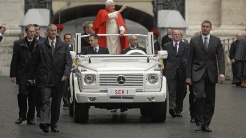 Paus Benedictus XVI zal tijdens zijn publieke aangelegenheiden in Rome voortaan te zien zijn in een glanzend witte en van een open dak voorziene Mercedes-Benz G-Klasse. De unieke pausmobiel is in sa