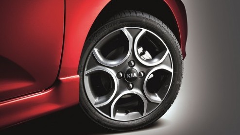 In navolging van de 5-deursversie is sinds deze maand ook de 3-deursuitvoering van de nieuwe Kia Picanto in Nederland leverbaar. Deze is net zo zuinig maar heeft een eigen sportievere styling.