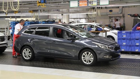 Eind volgende maand moet de Kia ceed Sportswagon bij de dealer staan en dus draait de fabriek in Slowakije inmiddels op volle toeren. Prijzen beginnen bij 18.195 euro. Begin 2013 rolt daar ook de dri