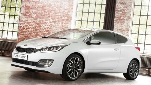 Kijk, daar is-ie dan hoor: de Kia pro_ceed! De driedeursversie van de ceed staat sportiever in het leven dan de vijfdeurs en debuteert over twee weken op de Autosalon van Parijs.