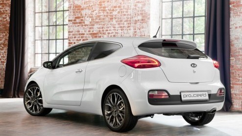 Kijk, daar is-ie dan hoor: de Kia pro_ceed! De driedeursversie van de ceed staat sportiever in het leven dan de vijfdeurs en debuteert over twee weken op de Autosalon van Parijs.