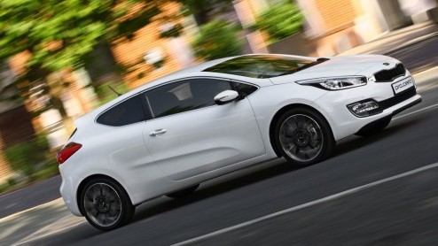 Kijk, daar is-ie dan hoor: de Kia pro_ceed! De driedeursversie van de ceed staat sportiever in het leven dan de vijfdeurs en debuteert over twee weken op de Autosalon van Parijs.