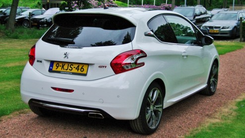 Autotest Peugeot 208 GTI met 1.6 THP 200 pk turbomotor. Wel of geen hot hatch?