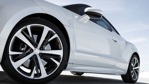 Peugeot heeft op de Autosalon in Parijs de licht gefacelifte RCZ aan het publiek voorgesteld. In de loop van het eerste kwartaal arriveert de sportieveling in ons land. Met een vanafprijs van 34.800 e
