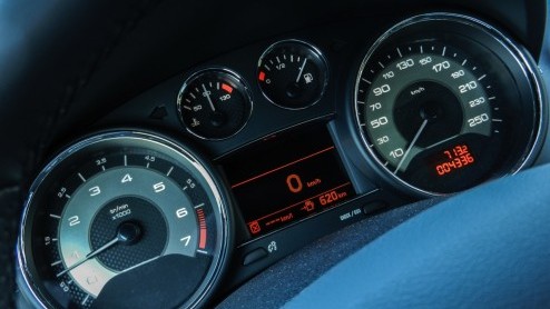 Autotest Peugeot RCZ THP 200, een krachtige versie met kortere versnellingspook, extra geluidsbeleving en een veerpootbrug. Plezier voor twee!