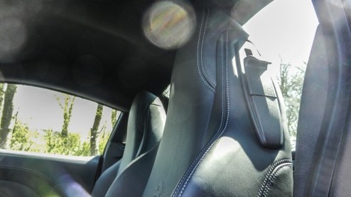 Autotest Peugeot RCZ THP 200, een krachtige versie met kortere versnellingspook, extra geluidsbeleving en een veerpootbrug. Plezier voor twee!