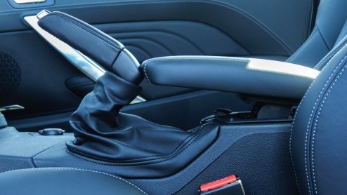 Autotest Peugeot RCZ THP 200, een krachtige versie met kortere versnellingspook, extra geluidsbeleving en een veerpootbrug. Plezier voor twee!