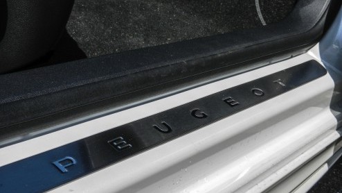 Autotest Peugeot RCZ THP 200, een krachtige versie met kortere versnellingspook, extra geluidsbeleving en een veerpootbrug. Plezier voor twee!