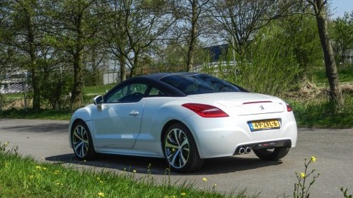 Autotest Peugeot RCZ THP 200, een krachtige versie met kortere versnellingspook, extra geluidsbeleving en een veerpootbrug. Plezier voor twee!