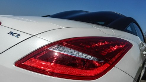 Autotest Peugeot RCZ THP 200, een krachtige versie met kortere versnellingspook, extra geluidsbeleving en een veerpootbrug. Plezier voor twee!