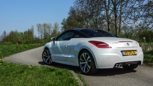 Autotest Peugeot RCZ THP 200, een krachtige versie met kortere versnellingspook, extra geluidsbeleving en een veerpootbrug. Plezier voor twee!
