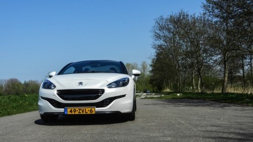 Autotest Peugeot RCZ THP 200, een krachtige versie met kortere versnellingspook, extra geluidsbeleving en een veerpootbrug. Plezier voor twee!