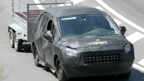 Peugeot is druk bezig met het fijnslijpen van de 3008. Een 3008? Jawel, weer een niche-model die het midden houdt tussen de 308 SW en de 4007, want de nieuweling komt ook beschikbaar met vierwielaandr